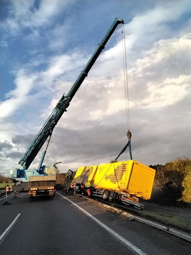 Dálnice D46 u Prostějova směrem na Olomouc je uzavřená. Hasiči vyprošťují havarovaný kamion