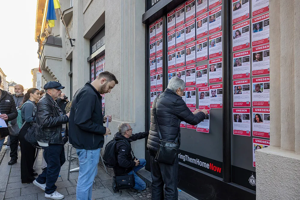 Výlohy Muzea umění v Olomouci pokryly portréty stovek Izraelců unesených hnutím Hamás