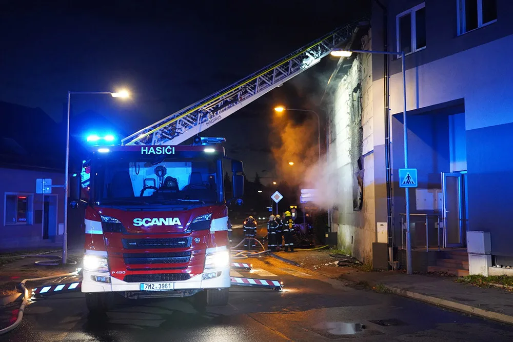 Zraněný muž a škoda čtyři miliony. Dům na okraji Olomouce podle policie někdo zapálil