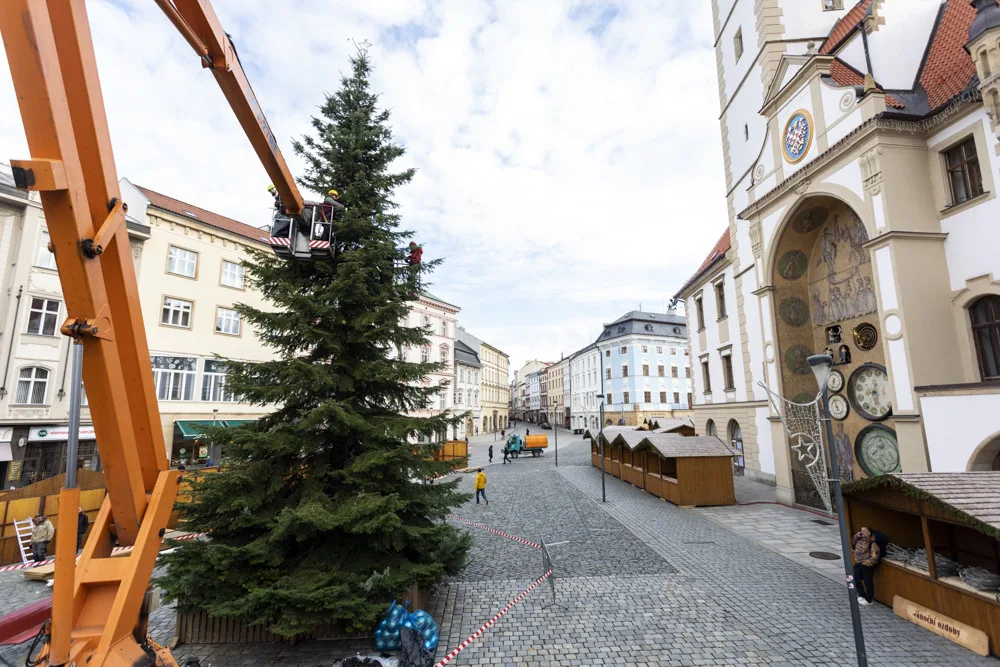 Více stánků s řemeslnými výrobky i zářící vstupní brány. Stavba vánočního městečka v Olomouci finišuje