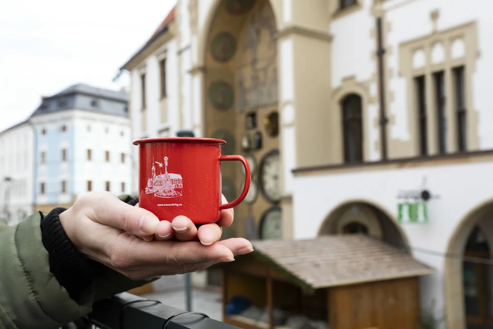 Více stánků s řemeslnými výrobky i zářící vstupní brány. Stavba vánočního městečka v Olomouci finišuje