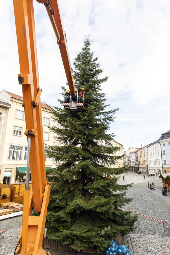 Více stánků s řemeslnými výrobky i zářící vstupní brány. Stavba vánočního městečka v Olomouci finišuje
