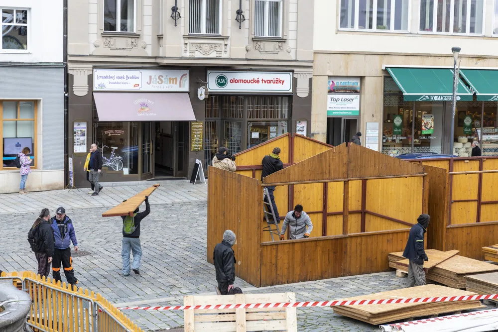 Více stánků s řemeslnými výrobky i zářící vstupní brány. Stavba vánočního městečka v Olomouci finišuje