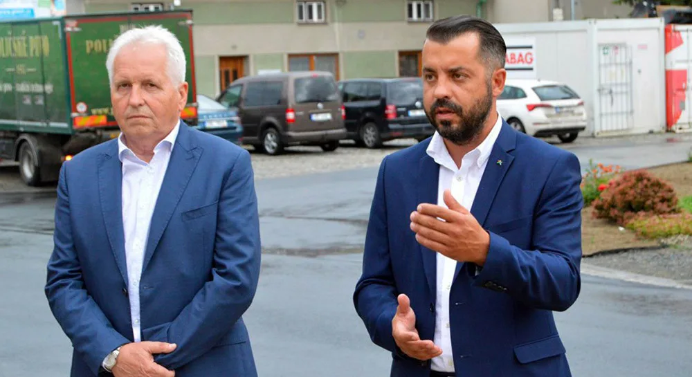 Obviněný náměstek hejtmana Michal Zácha (vpravo), na snímku s Petrem Foltýnkem, bývalým ředitelem Správy silnic Olomouckého kraje