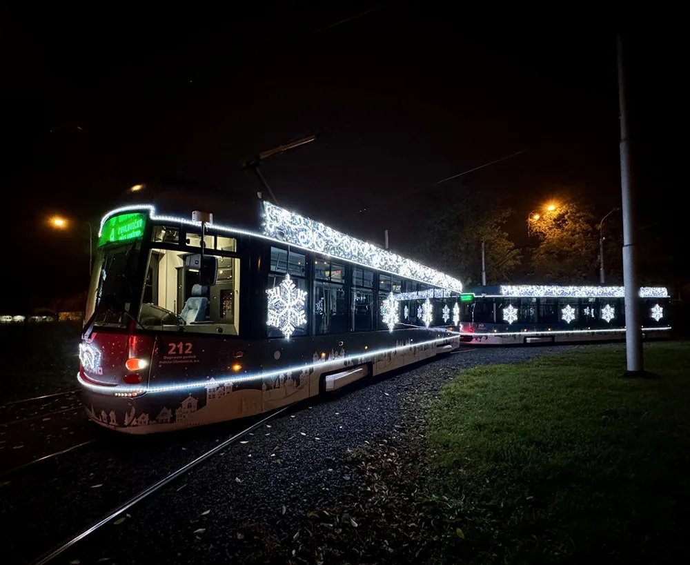 Jak se vám líbí? Olomoucké vánoční tramvaje jsou kompletně ve svátečním, mají nové polepy