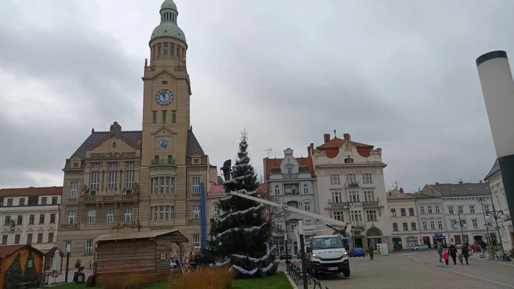 Lidé v Prostějově opět řeší křivý vánoční stromeček na náměstí. Letos je to optický klam
