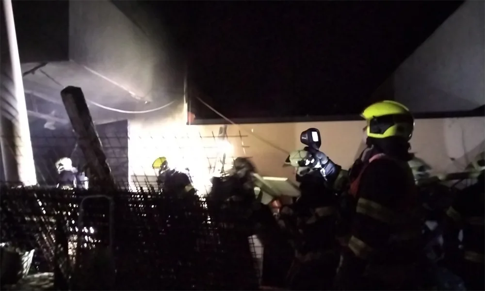 Požár poničil dům v Olomouci. Jednoho hasiče zranil elektrický proud