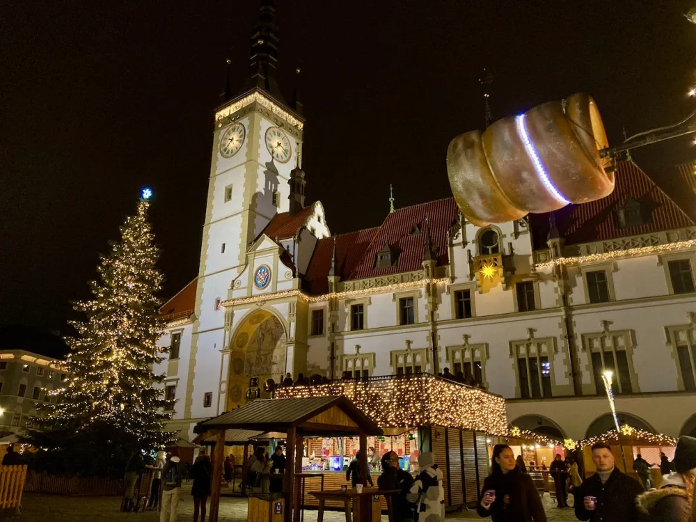 Punč, kluziště a ruské kolo. Jak vnímají Olomoučané letošní adventní trhy?