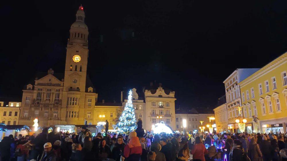 FOTO, VIDEO: Vánoce začaly. Prostějov otevřel kluziště a rozsvítil vánoční strom. Dostal jméno XXX