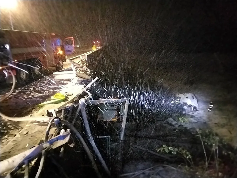 Na D1 u Hranic se zřítil kamion z mostu, řidič nehodu nepřežil