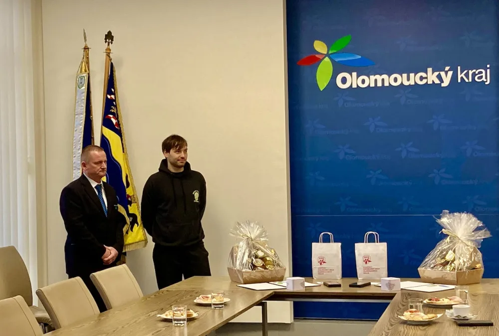 Je zázrak, že se dostali všichni ven. Kraj a hasiči ocenili hrdiny z hořícího vlaku v Olomouci