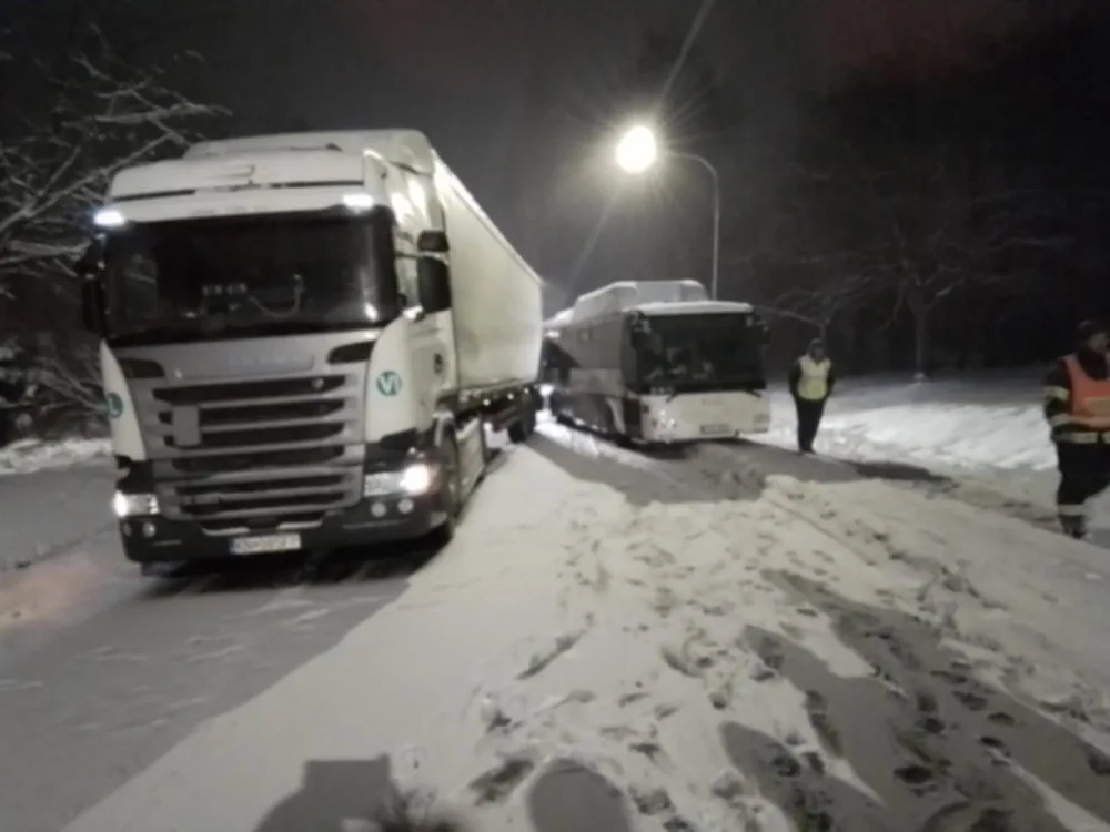 Nehoda kamionu a autobusu ve Zlatých Horách