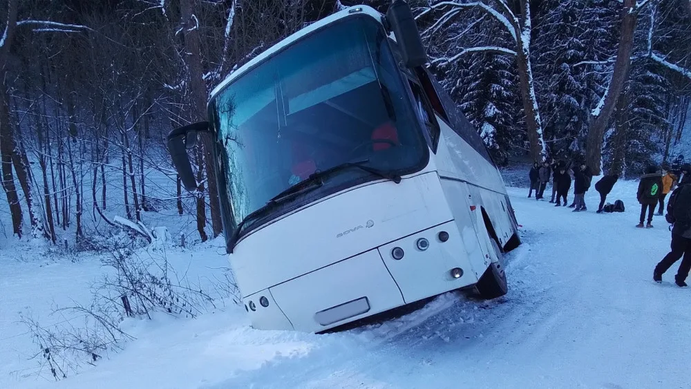 Ledovka pokryla silnice. U Rejchartic sjel autobus se studenty do příkopu, dva zranění skončili v nemocnici