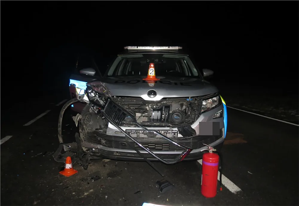 Demolice policejního auta a varovná střelba. Muž z Olomoucka chtěl uniknout nástupu do vězení