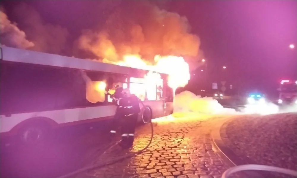 Požár sežehl autobus MHD na okraji Olomouce, hasiči zasahovali v dýchací technice