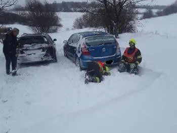 Kvůli sněhu jsou špatně sjízdné silnice zejména u Šternberka na Olomoucku, hlásí hasiči