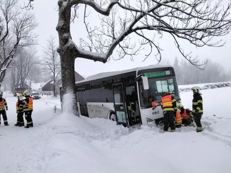 Kvůli sněhu jsou špatně sjízdné silnice zejména u Šternberka na Olomoucku, hlásí hasiči