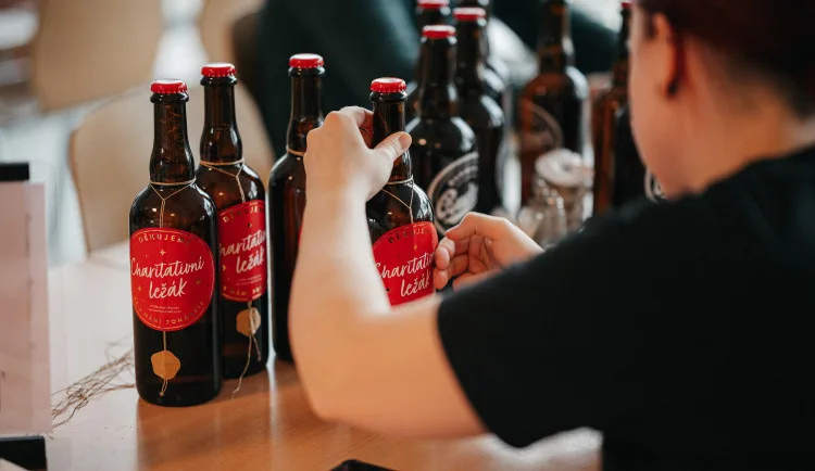 Charitativní ležák z Budvaru pomůže dobré věci. K dostání je na budějckých vánočních trzích