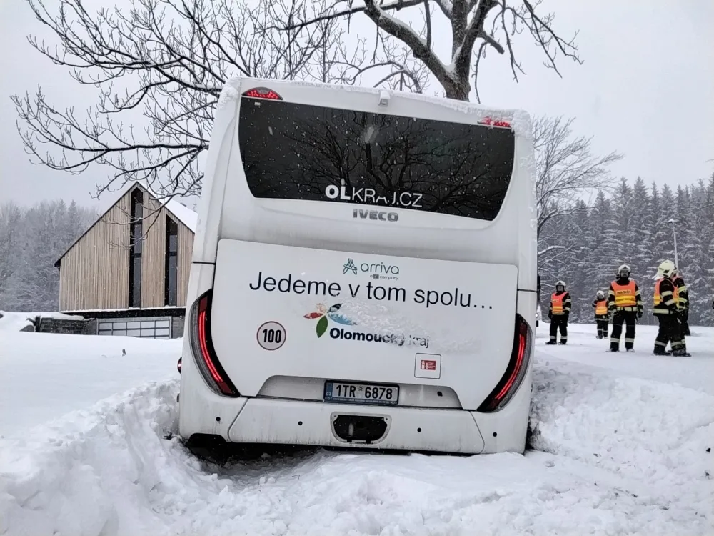 Kvůli sněhu hasiči v kraji vyjížděli padesátkrát. Některé silnice byly neprůjezdné až do nedělního večera