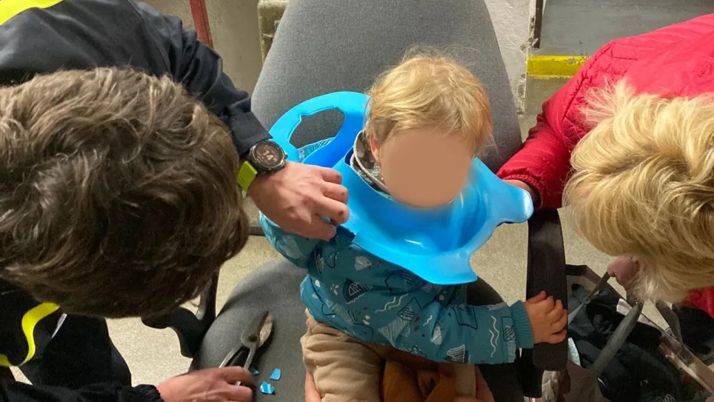 Dvouletý chlapec strčil hlavu do záchodového prkénka a nemohl ji vytáhnout. Zásah hasičů nesl velmi statečně