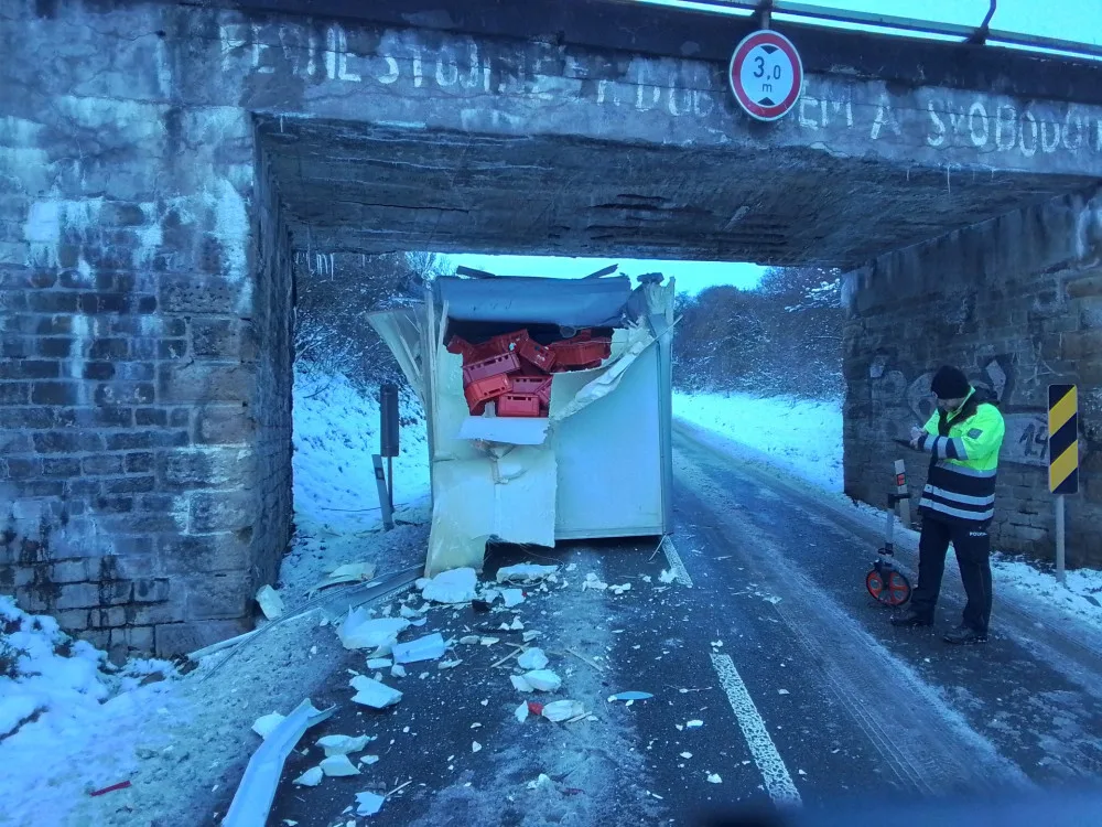Nákladní auto vjelo pod železniční most u Čelechovic na Haní a urvalo korbu. Provoz na trati byl přerušen