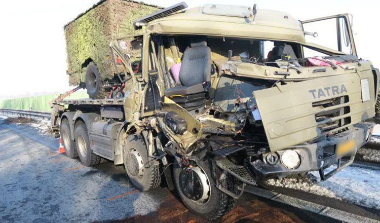 Šest hodin zavřená dálnice a škoda dva miliony. Šofér Tatry u Prostějova brzdil pozdě