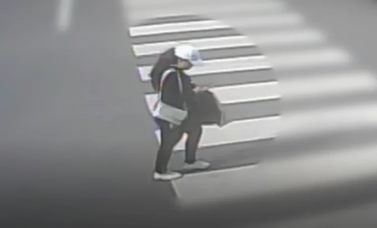 VIDEO: Krádež kabelky na parkovišti v Zábřehu, policie pátrá po totožnosti neznámé ženy
