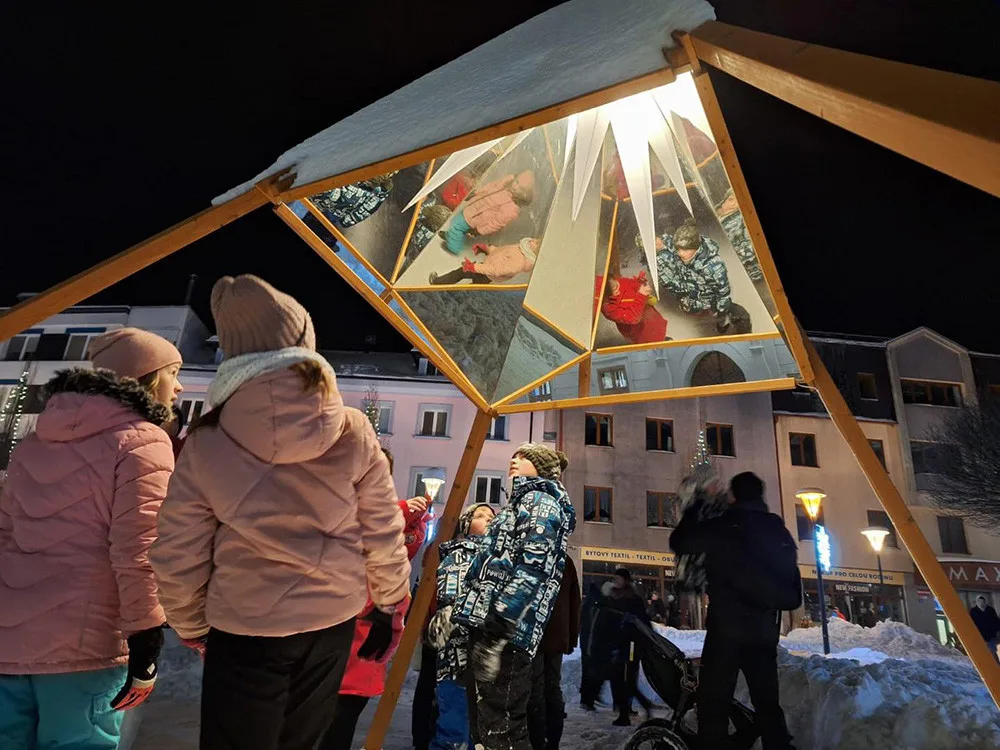 Náměstí v Jeseníku zdobí od letoška nový betlém. Lidé obdivují i unikátní Ochranovskou hvězdu