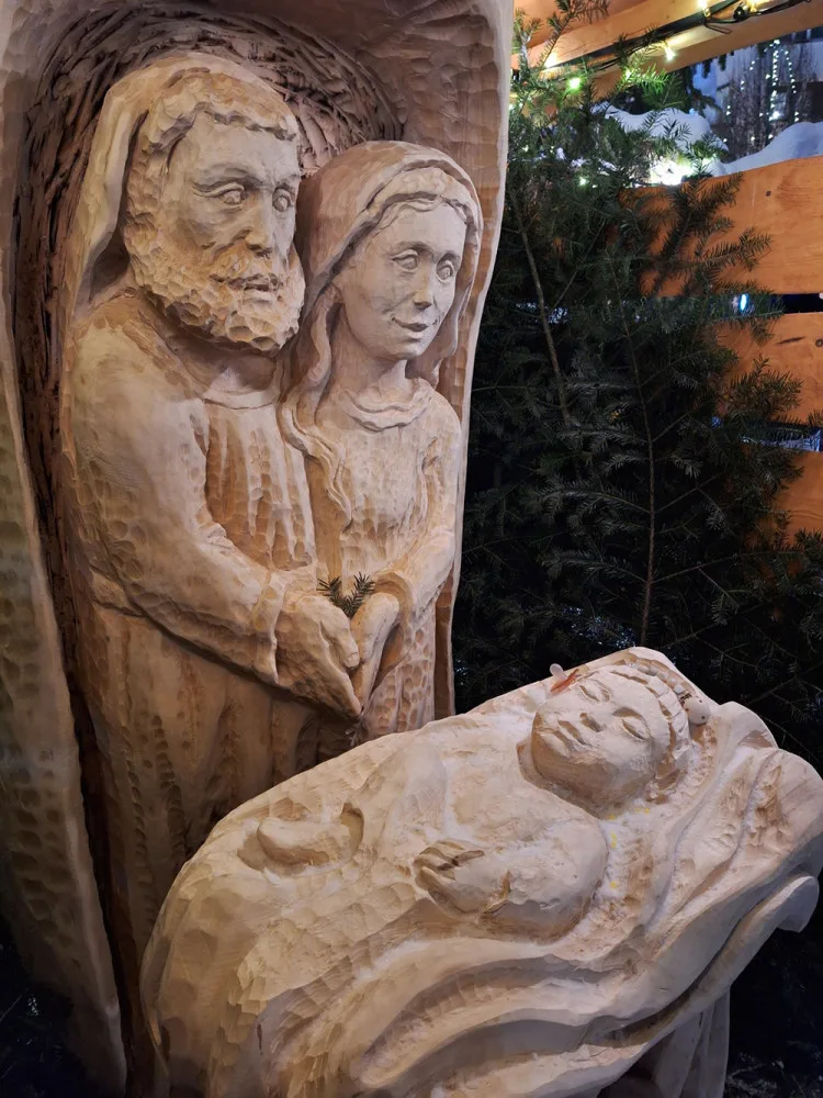Náměstí v Jeseníku zdobí od letoška nový betlém. Lidé obdivují i unikátní Ochranovskou hvězdu