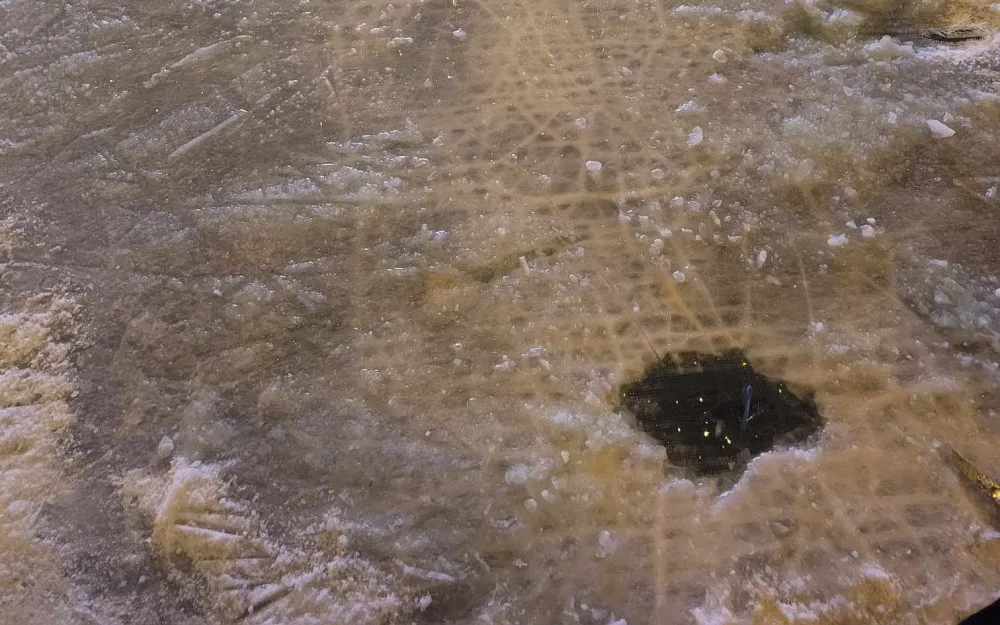 Skupinka teenagerů včera poničila veřejné kluziště. Už je opraveno