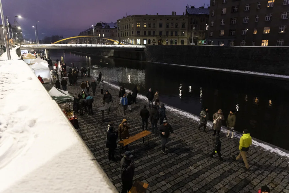 Jedinečná atmosféra i neustálé vyklízení. Vánoční trhy na olomoucké náplavce prošly testem