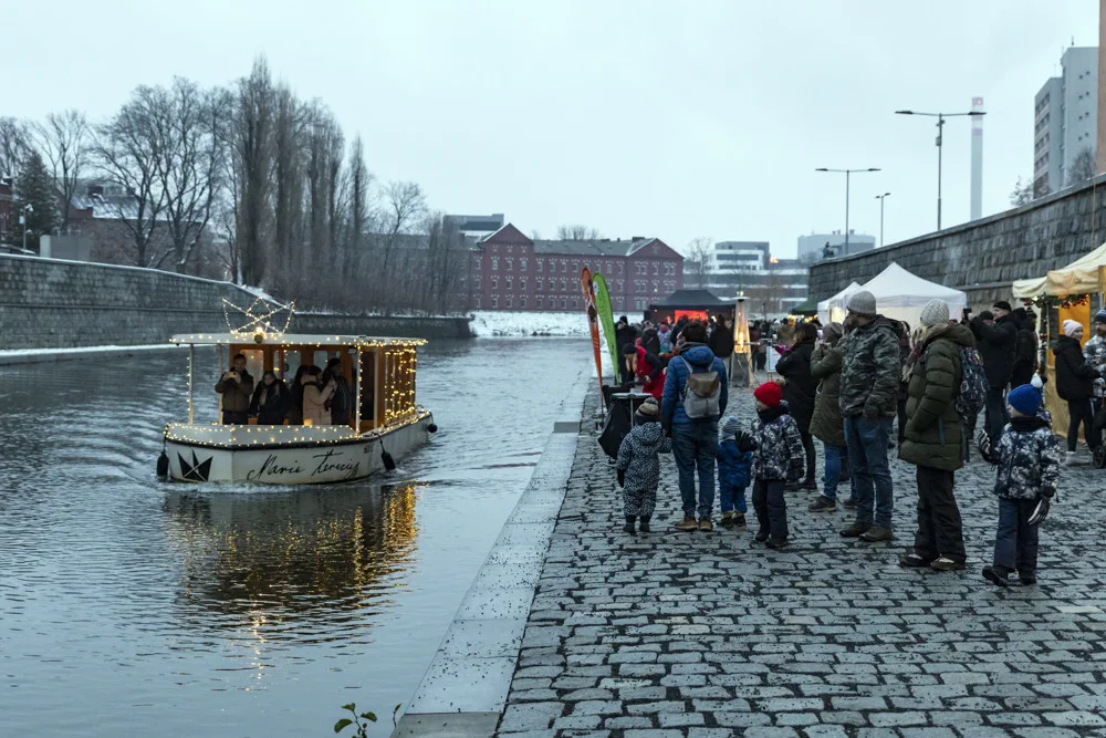 FOTOGALERIE: Jedinečná atmosféra i neustálé vyklízení. Vánoční trhy na olomoucké náplavce prošly testem