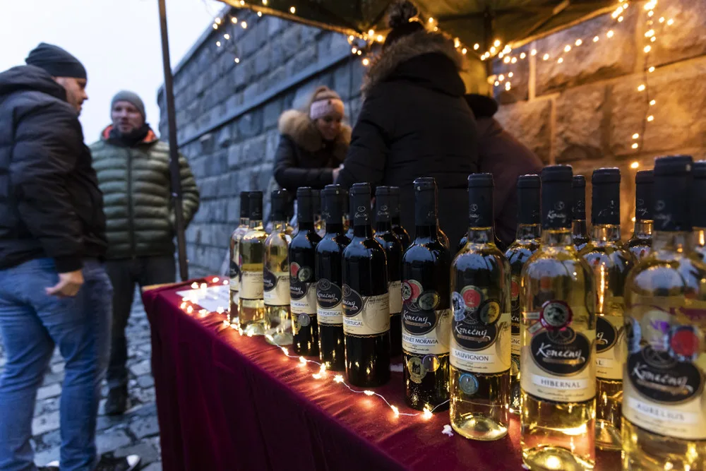 FOTOGALERIE: Jedinečná atmosféra i neustálé vyklízení. Vánoční trhy na olomoucké náplavce prošly testem
