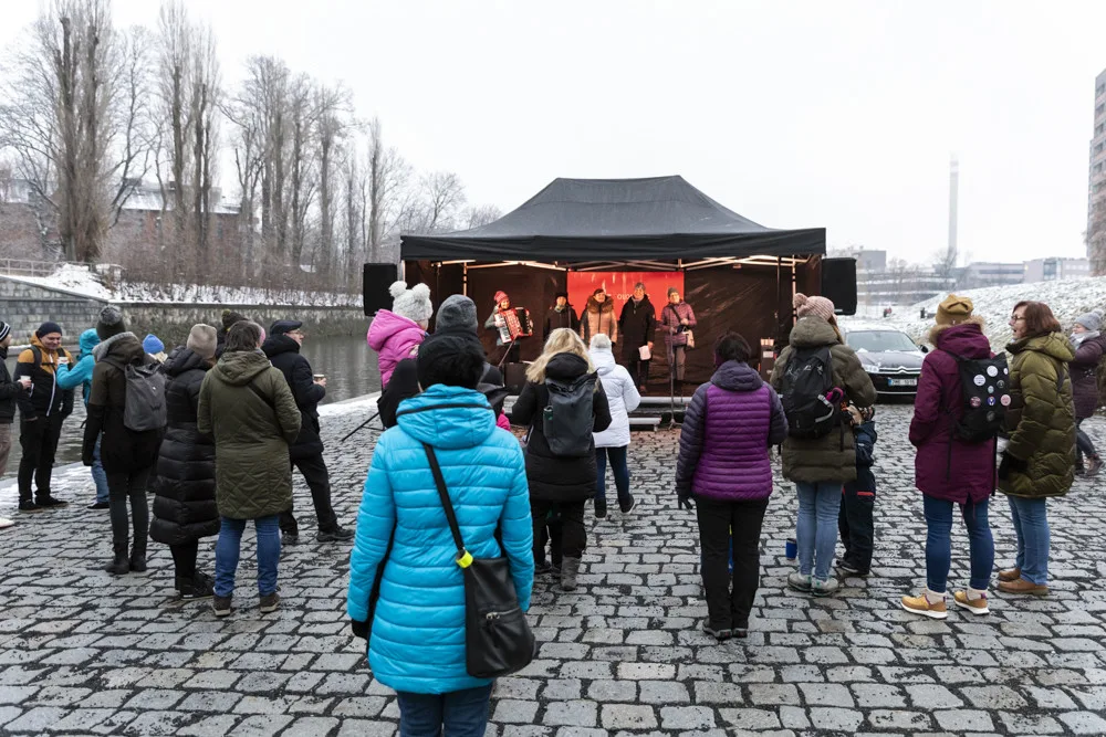 FOTOGALERIE: Jedinečná atmosféra i neustálé vyklízení. Vánoční trhy na olomoucké náplavce prošly testem