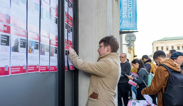 Z výlohy Muzea umění v Olomouci někdo strhal portréty Izraelců unesených teroristy z Hamásu