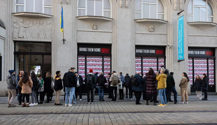 Z výlohy Muzea umění v Olomouci někdo strhal portréty Izraelců unesených teroristy z Hamásu