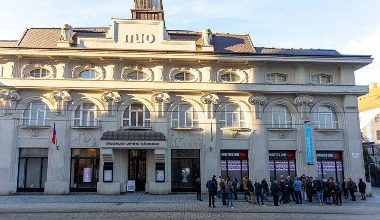 Z výlohy Muzea umění v Olomouci někdo strhal portréty Izraelců unesených teroristy z Hamásu