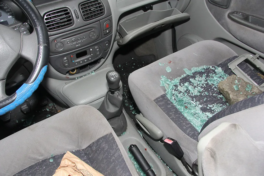 Ukradený katalyzátor i baterie, provrtaná nádrž. Dva dny opuštěné auto na Olomoucku zřídil zloděj