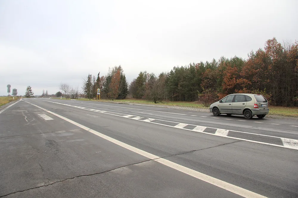 Ukradený katalyzátor i baterie, provrtaná nádrž. Dva dny opuštěné auto na Olomoucku zřídil zloděj
