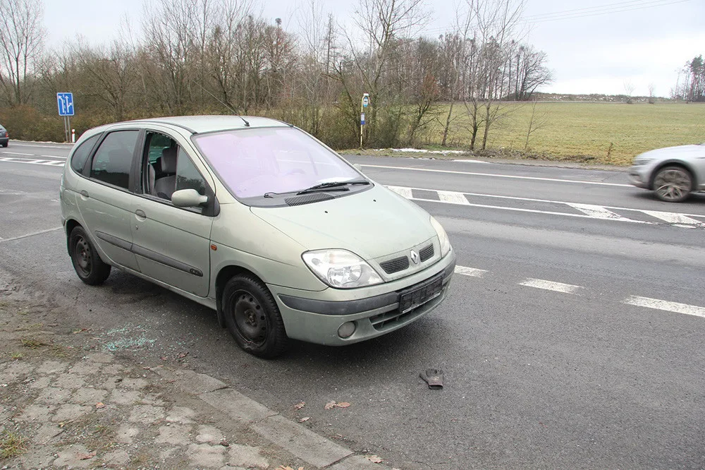 Ukradený katalyzátor i baterie, provrtaná nádrž. Dva dny opuštěné auto na Olomoucku zřídil zloděj