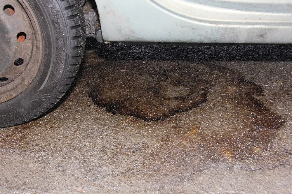 Ukradený katalyzátor i baterie, provrtaná nádrž. Dva dny opuštěné auto na Olomoucku zřídil zloděj