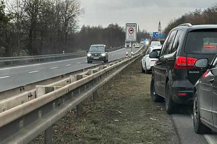 Nehoda zablokovala rušnou trasu z dálnice do Olomouce, zranili se čtyři lidé
