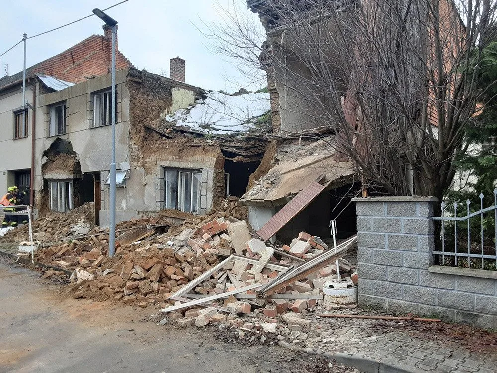 Na Prostějovsku se zřítilo zchátralé stavení, ruina ohrožuje okolní domy