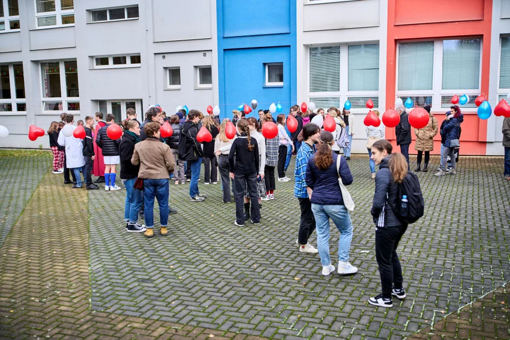 VIDEO: Studenti olomouckého gymnázia nazpívali nový klip. Píseň je spojená se sbírkou pro nemocné