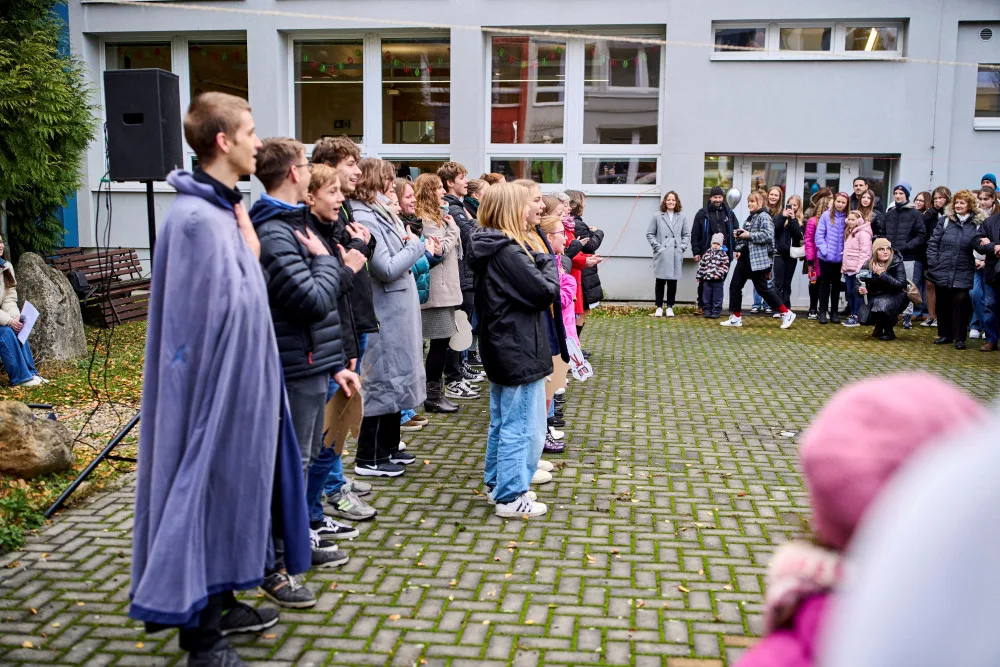 VIDEO: Studenti olomouckého gymnázia nazpívali nový klip. Píseň je spojená se sbírkou pro nemocné