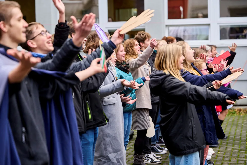 VIDEO: Studenti olomouckého gymnázia nazpívali nový klip. Píseň je spojená se sbírkou pro nemocné