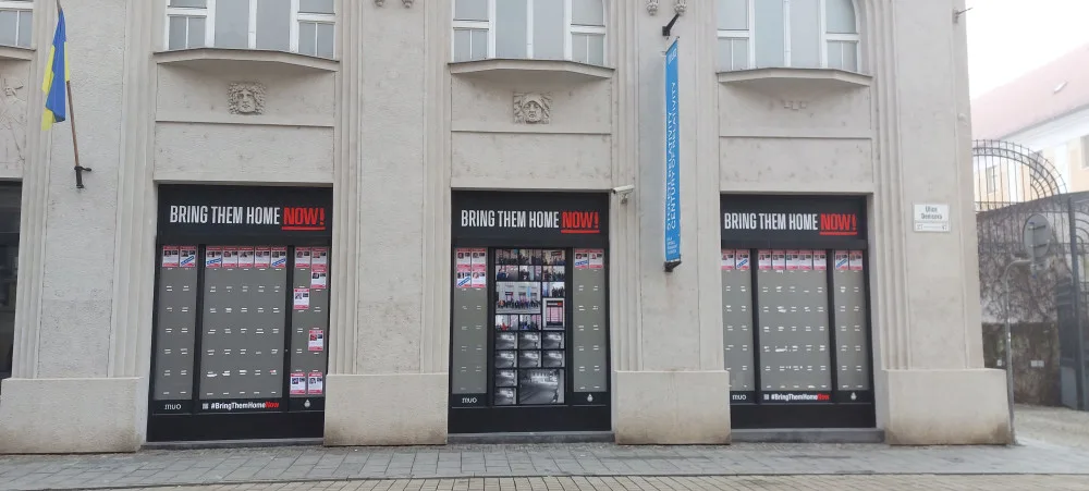 Olomoucké muzeum vyvěsilo fotku muže, který postrhával plakáty lidí unesených teroristy z Hamásu