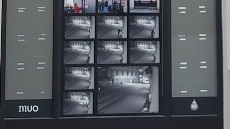 Olomoucké Muzeum umění vyvěsilo fotku muže, který strhal plakáty lidí unesených teroristy z Hamásu