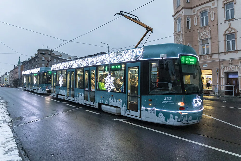 Jedna z vánočních tramvají v Olomouci
