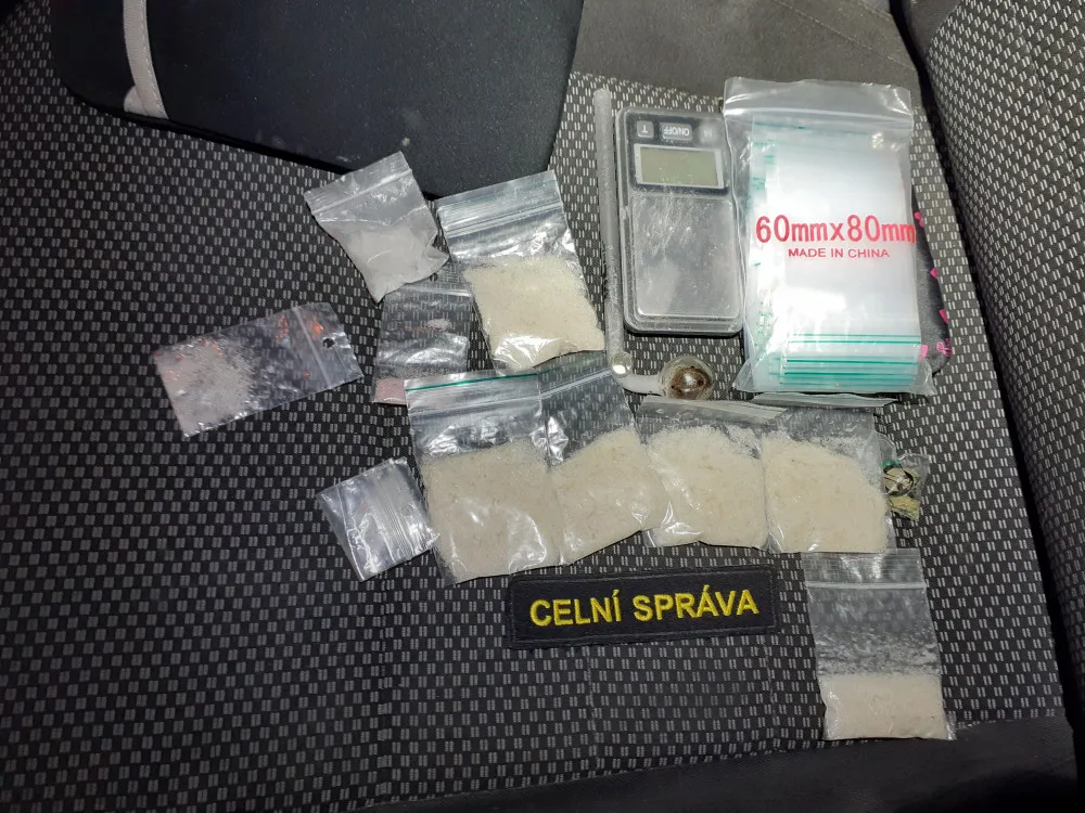 U Litovle zdrogovaný řidič celníkům ujížděl dvoustovkou. Chytili ho až po varovném výstřelu